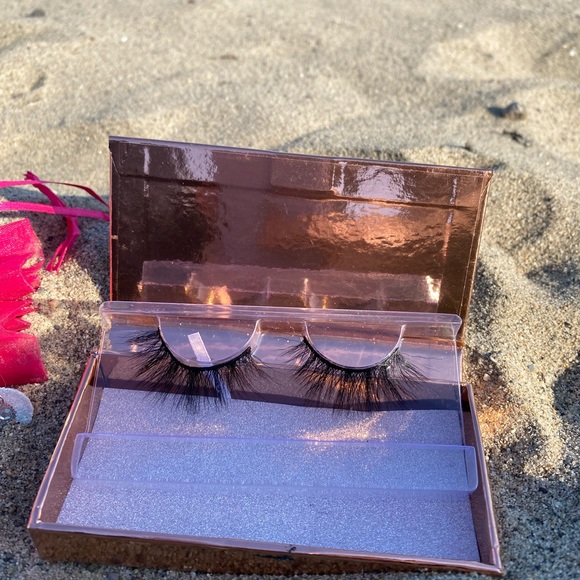 Lashes - Picture 4 of 4